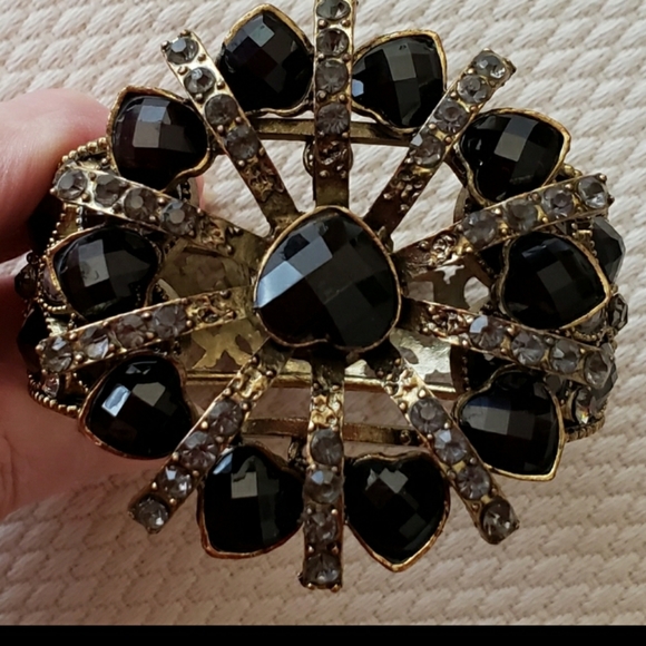 Old gold tone bracelet with black stones - Picture 4 of 13